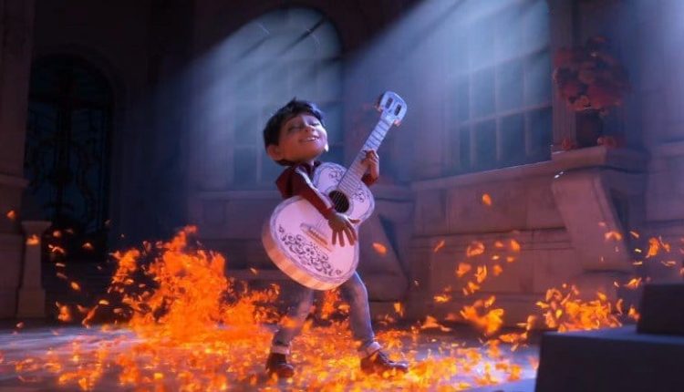 Coco de disney pixar tocando la guitarra a punto de cambiar de mundo